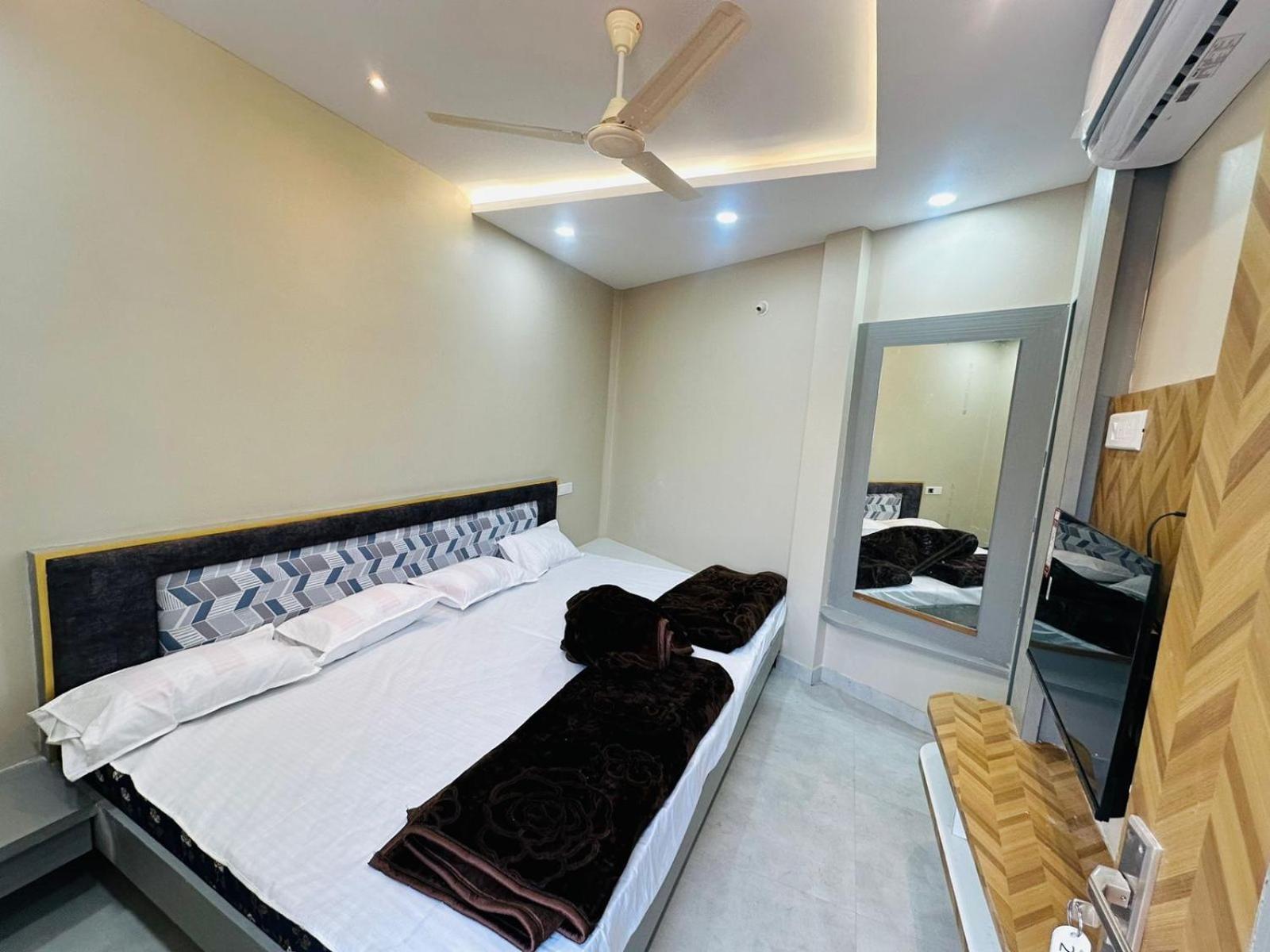 Hotel Om Shree Palace , Near Railway Station And Mahakal Lok Ujjain Exterior photo