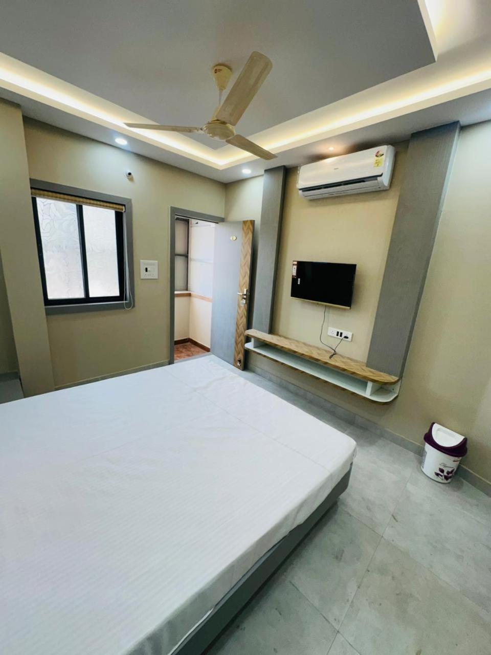 Hotel Om Shree Palace , Near Railway Station And Mahakal Lok Ujjain Exterior photo